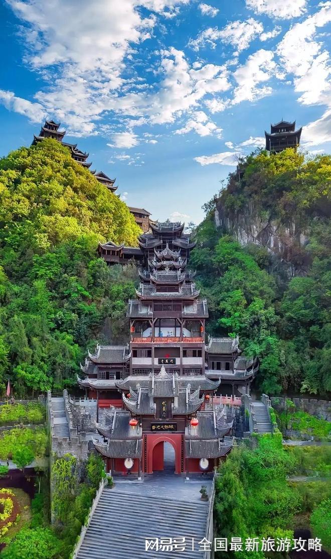 团游人均2k玩转山城网红景点+地道美食j9九游会登录重庆4天3晚豪华精品小(图2) 团游人均2k玩转山城网红景点+地道美食j9九游会登录重庆4天3晚豪华精品小(图2)