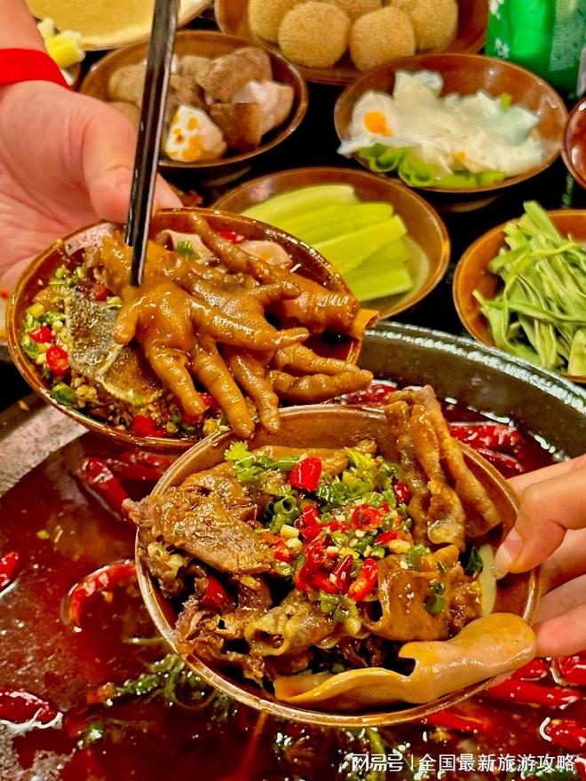 团游人均2k玩转山城网红景点+地道美食j9九游会登录重庆4天3晚豪华精品小(图4) 团游人均2k玩转山城网红景点+地道美食j9九游会登录重庆4天3晚豪华精品小(图4)